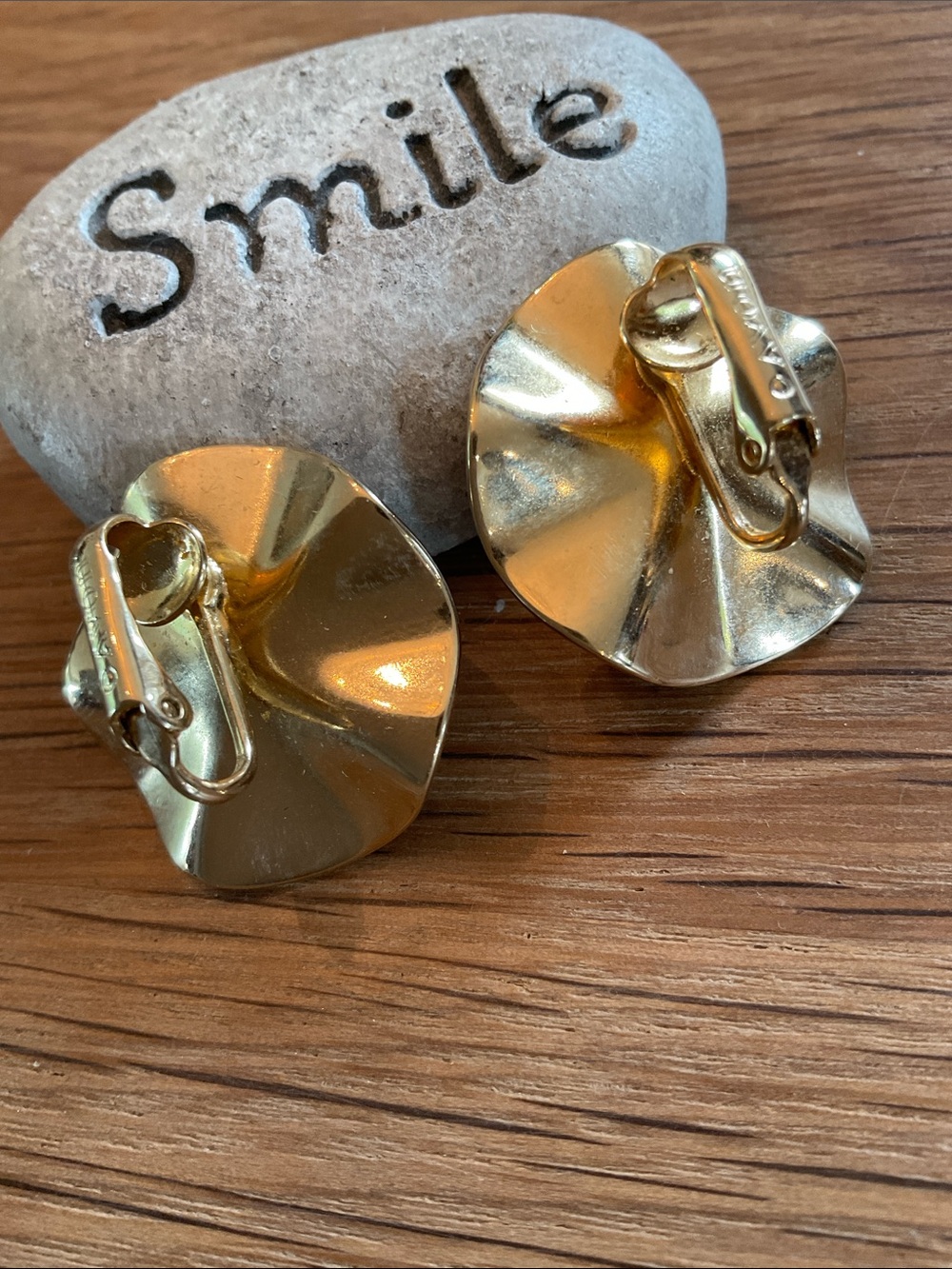 Avon Signed 1985 Pearlized Ruffle Clip On Earrings - Picture 2 of 5
